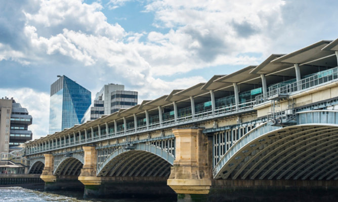 Blackfriars Eisenbahnbrücke und Bahnhof