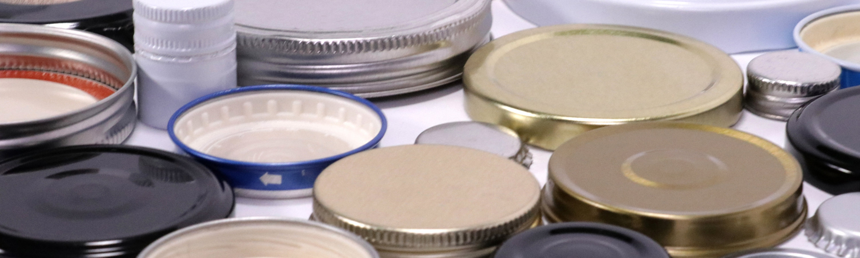 Couvercles assortis à revêtement résistant pour capsules et bouchons