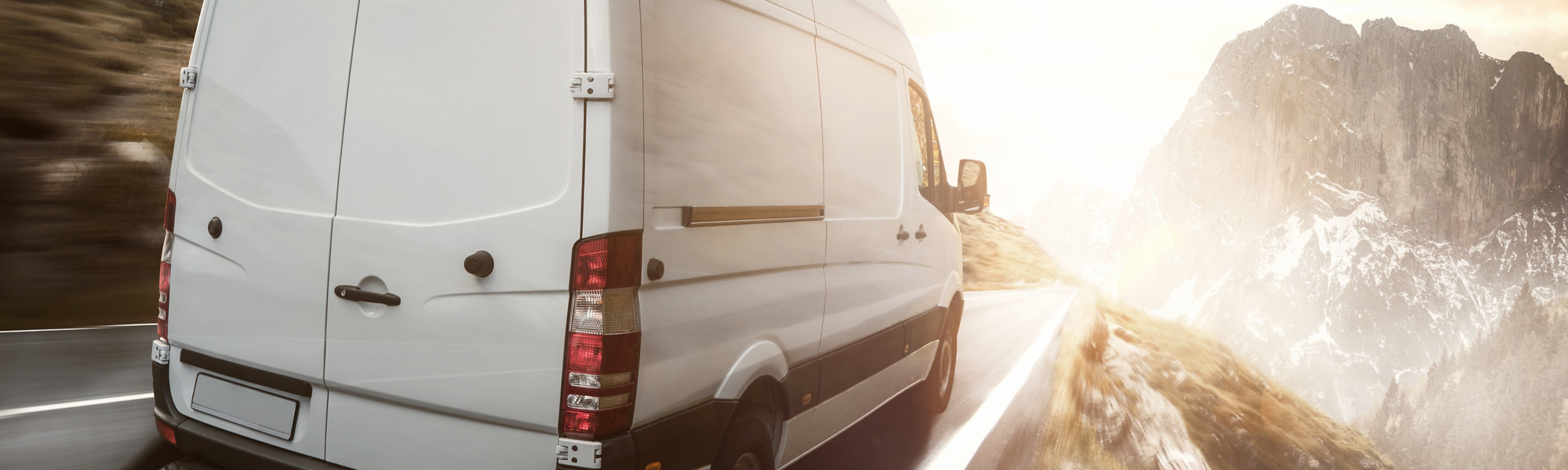 Véhicule utilitaire roulant vers le coucher du soleil avec des revêtements de finition de haute qualité