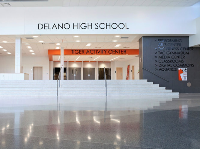 Terrazzogolv i Delano High School