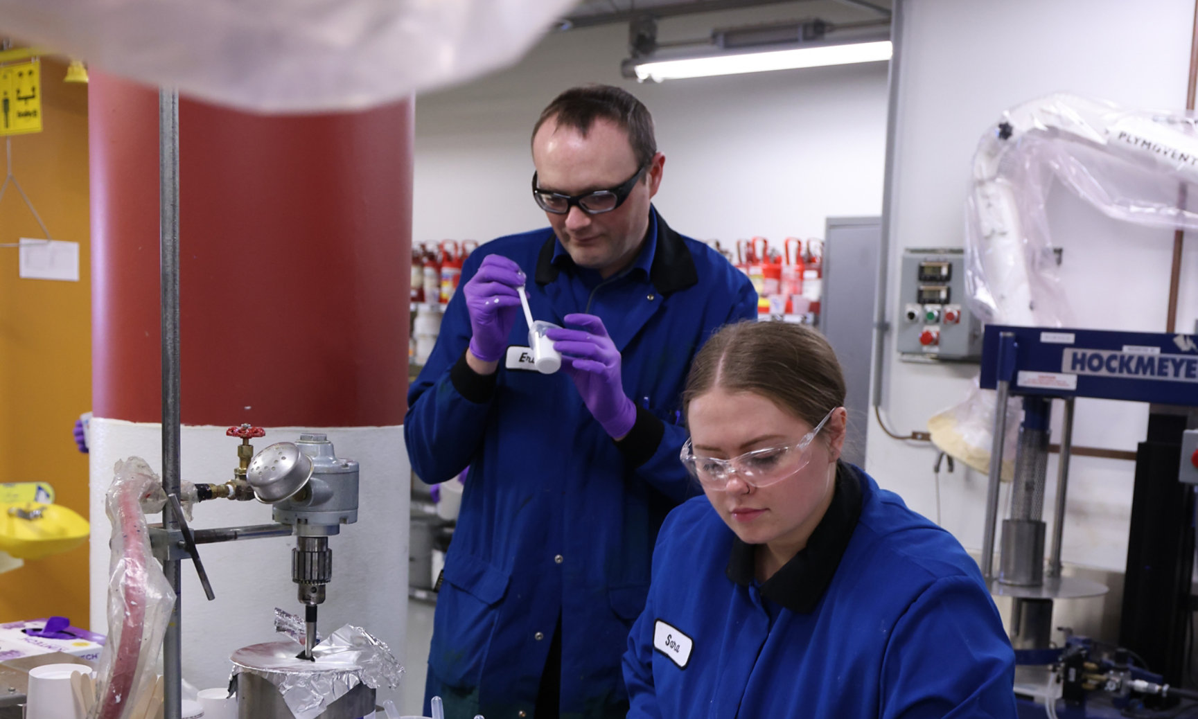 Dos personas trabajando en un laboratorio