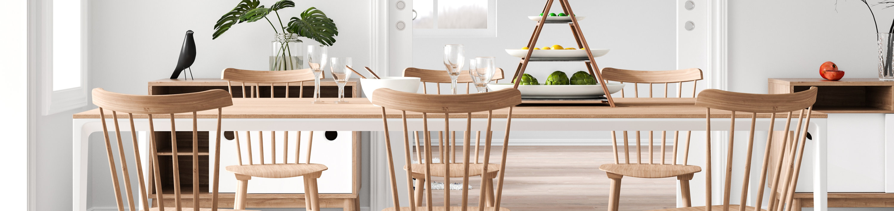 Mesa de madera con sillas recubiertas con la gama de revestimientos para muebles de Sherwin-Williams.