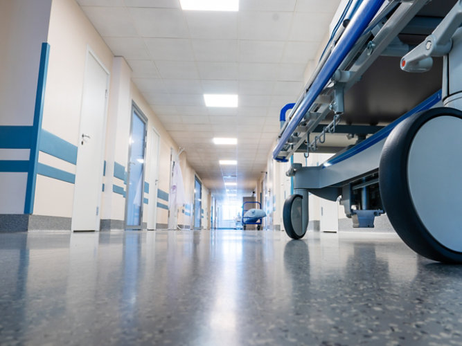 gang på sundhedsinstitution med hospitalsseng
