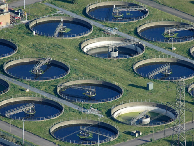 Wastewater treatment facility with multiple clarifier tanks