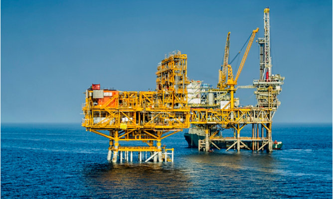Und Offshore-Ölplattform bei Tag