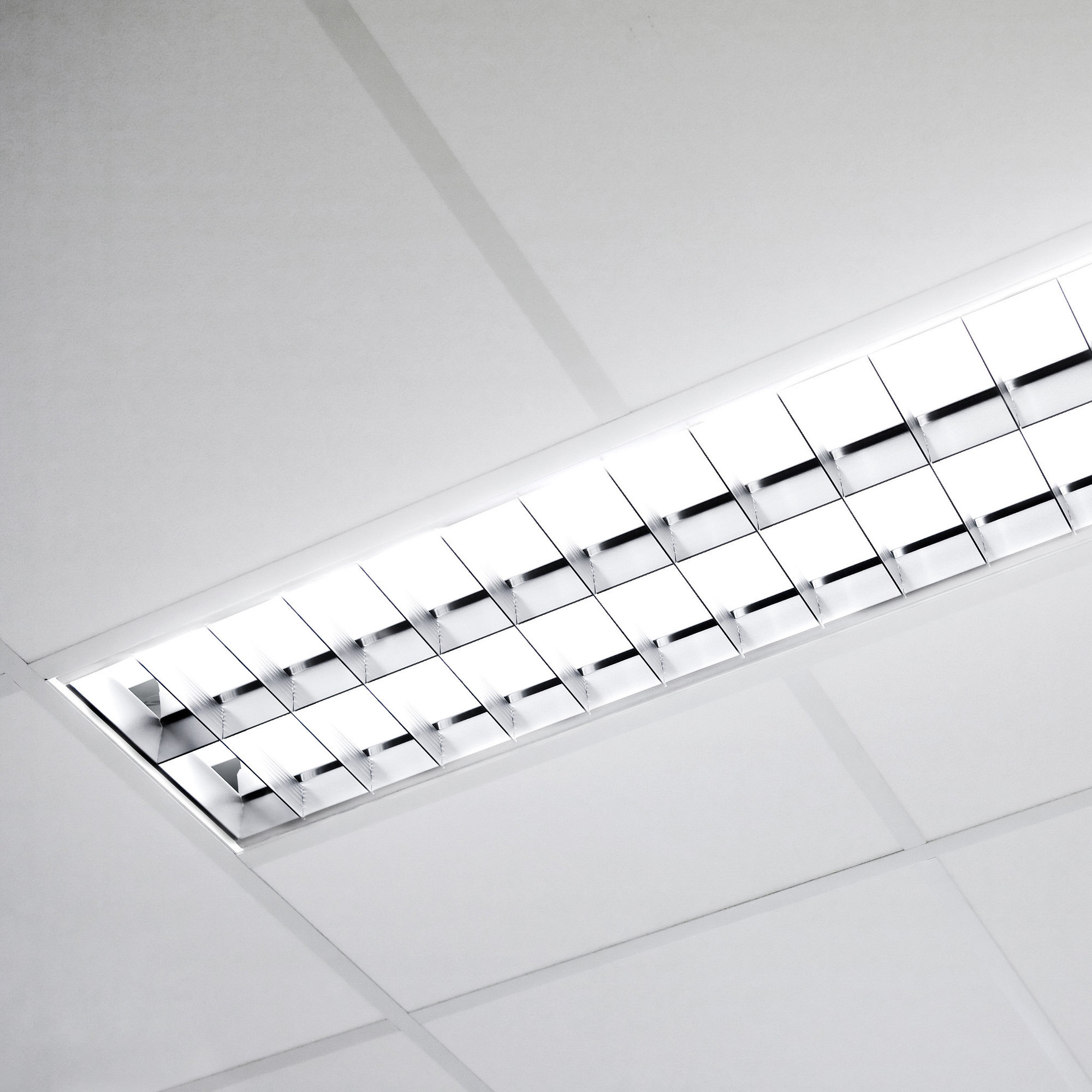 Highly reflective finish on fluorescent tube light fixture