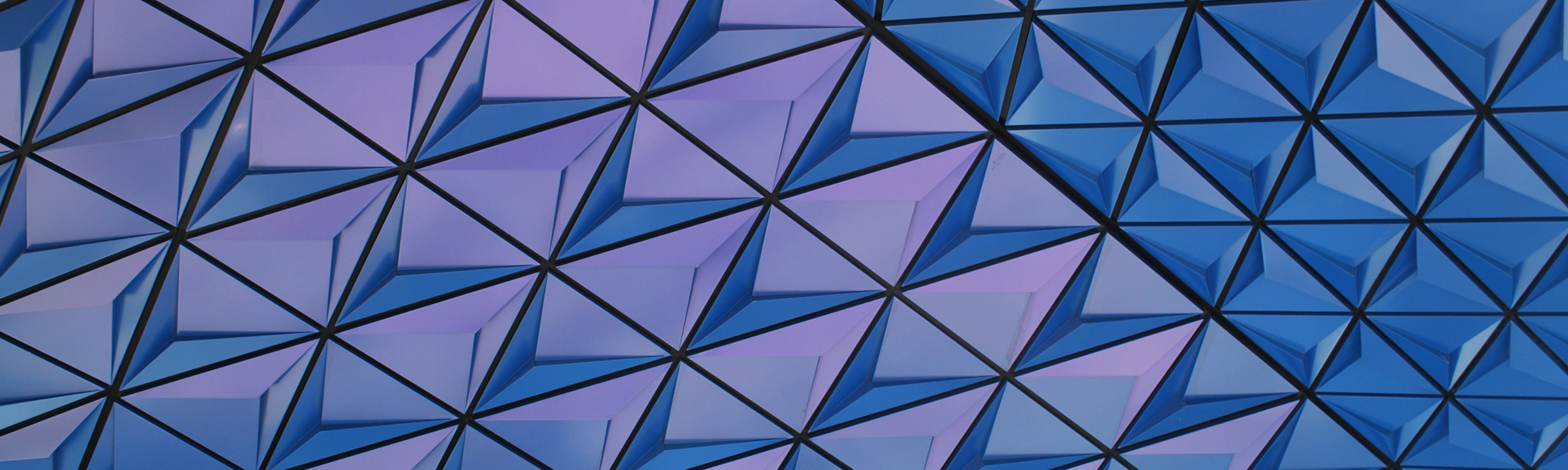 Acier bleu irisé conçu pour durer, avec revêtements en bobine et par extrusion.