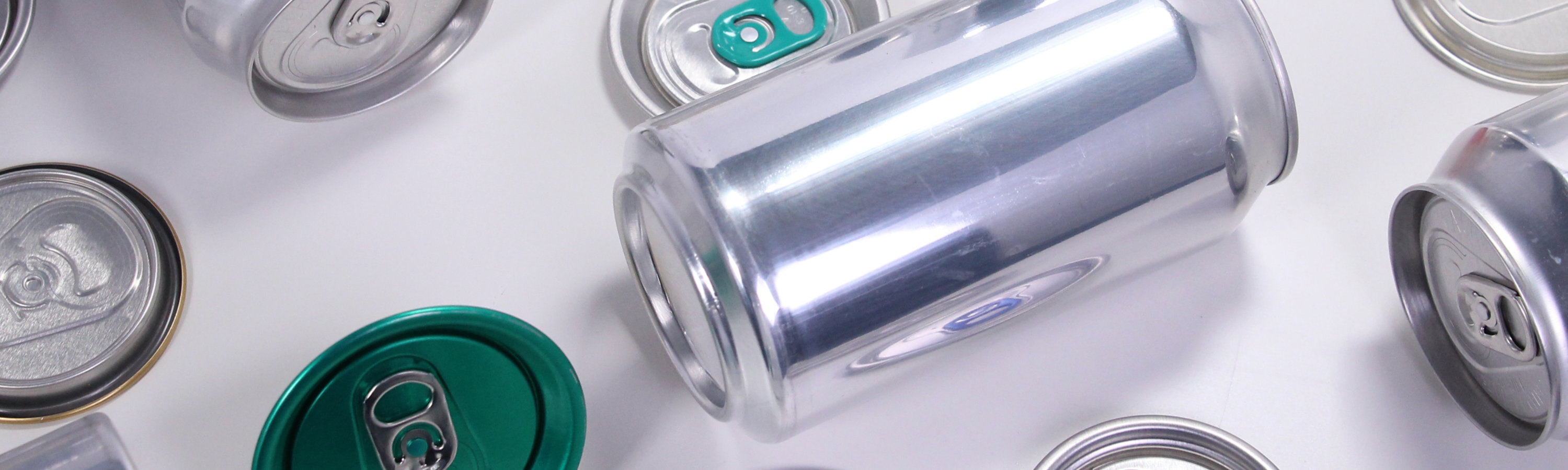 Revêtements durables pour canettes de boissons en deux et trois pièces et leurs couvercles