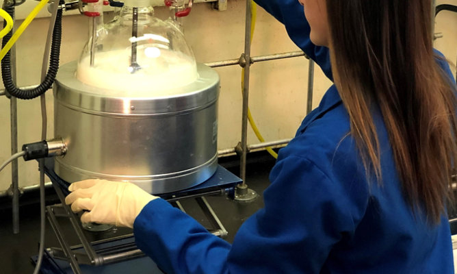 Haciendo resina en matraz en laboratorio