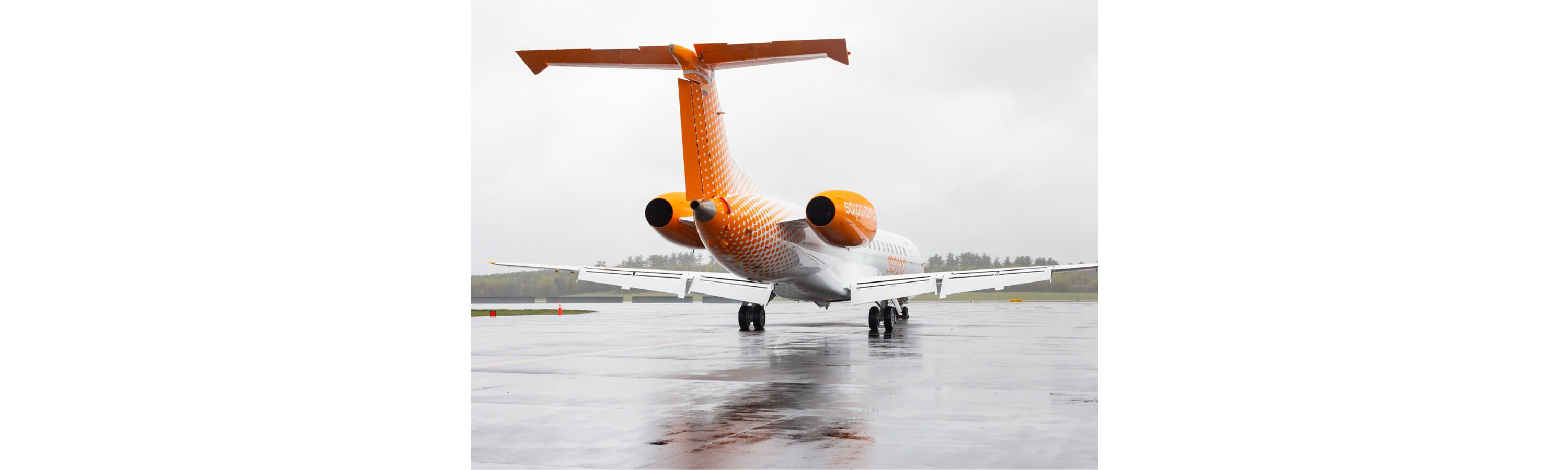 Revêtements de qualité Sherwin-Williams pour avions sur un avion commercial orange et blanc