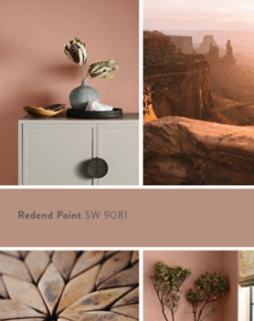 mörkt pelarbord av trä med ljus och en inramad tavla på