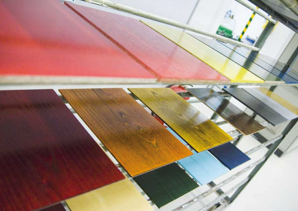 Paneles de muestras de madera desplegados sobre base de prueba