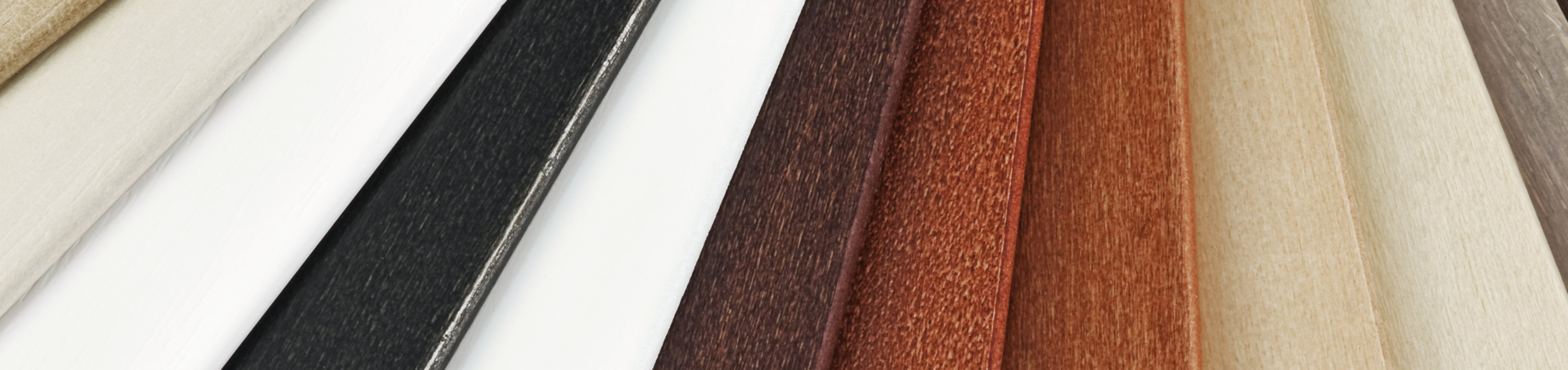 Tiras de madera exhibiendo diferentes tintes y revestimientos protectores de la madera