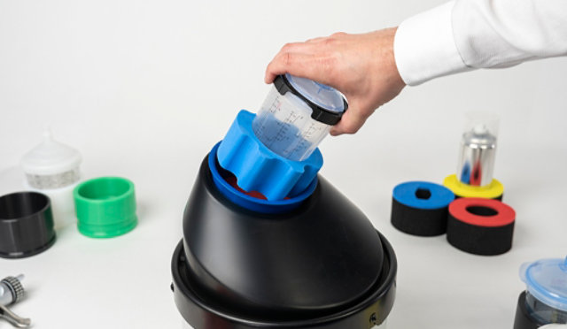 Customer using the automated mixing machine