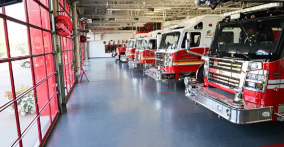 piso epóxico de hojuelas aleatorias en el departamento de bomberos