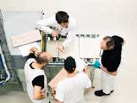 Technische Mitarbeiter an einer Lackieranlage 