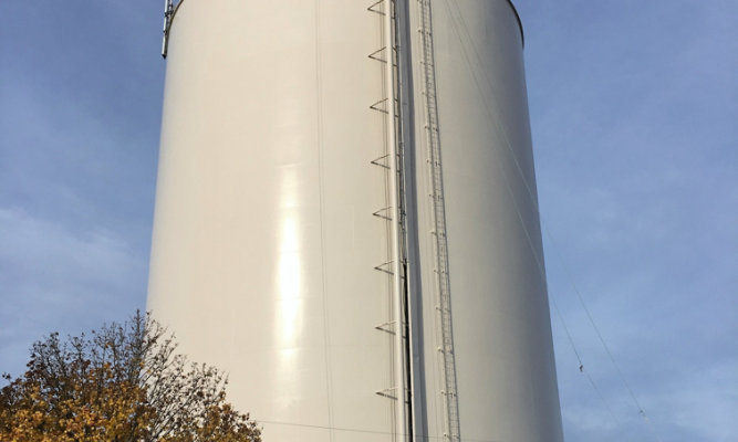 Application of Acrolon™ Ultra HS topcoat on water tank at Paine Field