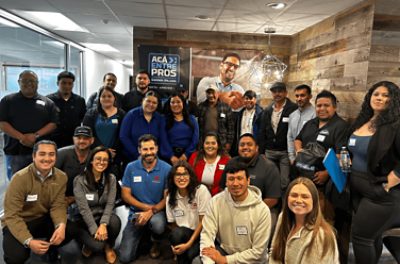 Un grupo de personas en un evento de Acá Entre.