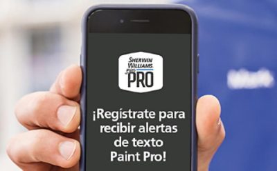 Una persona sosteniendo un teléfono móvil que muestra el registro de alertas de texto de Sherwin-Williams.