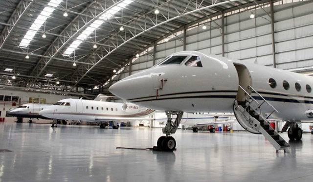 Pavimento in resina in un hangar aerospaziale