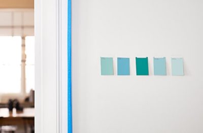 Muestras de color autoadhesivas pegadas sobre una pared.