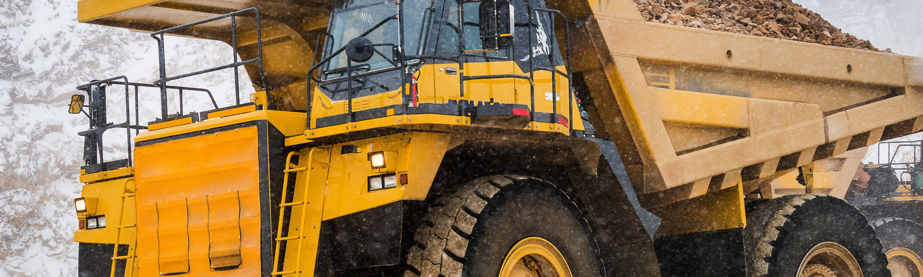 Camion-benne avec revêtements pour engins lourds