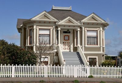 A coastal home with beige and white paint colors. S-W colors featured: SW 2820, SW 6385, SW 7702