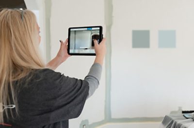 Una mujer con un iPad usando la aplicación de kit de herramientas de color.