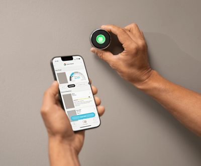 Una persona que sostiene un teléfono inteligente y utiliza la herramienta ColorSnap Match Pro.