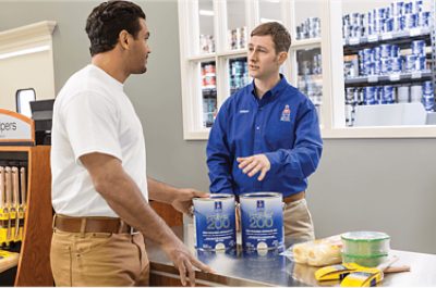 Un empleado de Sherwin-Williams ayudando a un cliente.