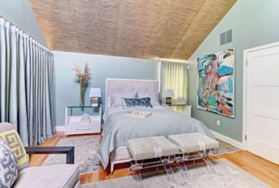 Image of a bedroom with blue details and a textured ceiling.