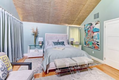 Image of a bedroom with blue details and a textured ceiling.