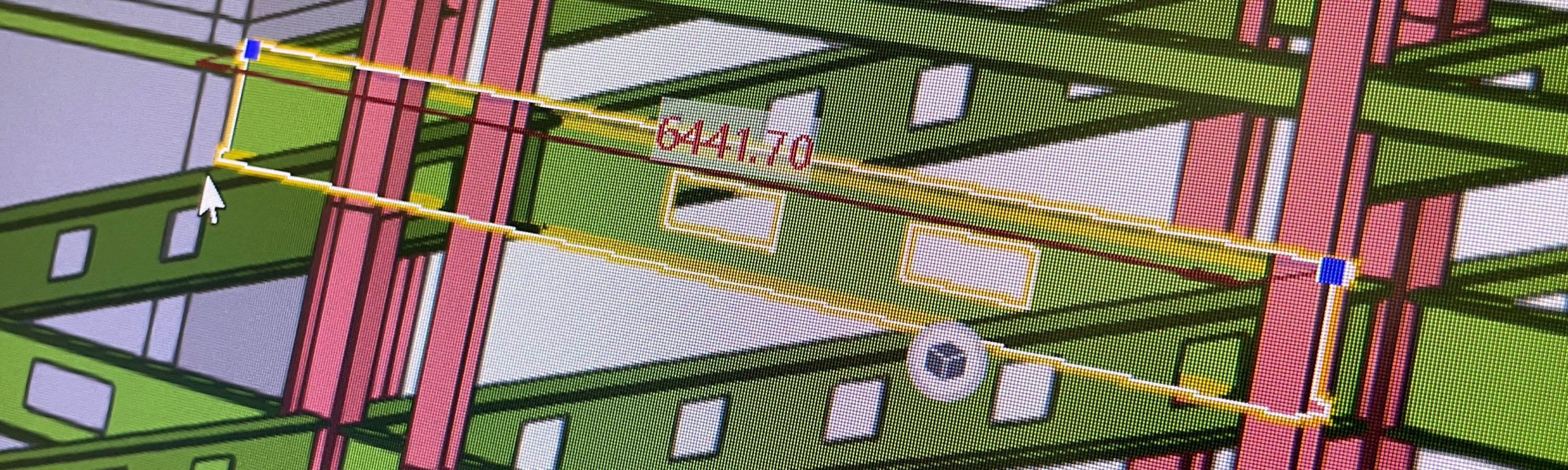 Der FEET-Ingenieur prüft einen Gebäudeentwurf am Computer