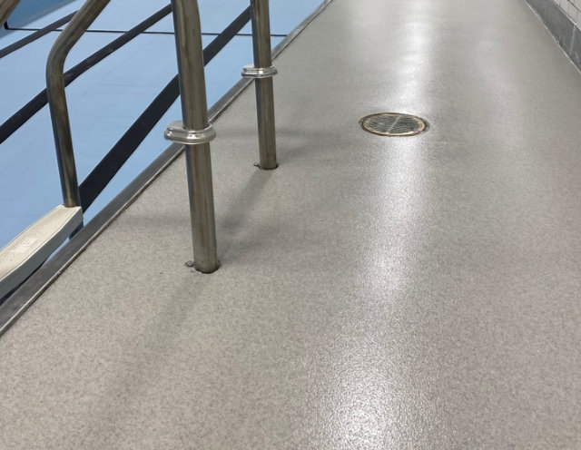swimming-pool-deck-slip-resistant-floor