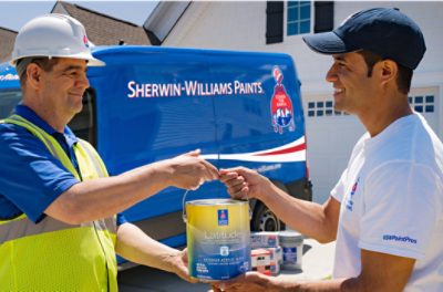Un empleado de Sherwin-Williams entrega pintura a un contratista.