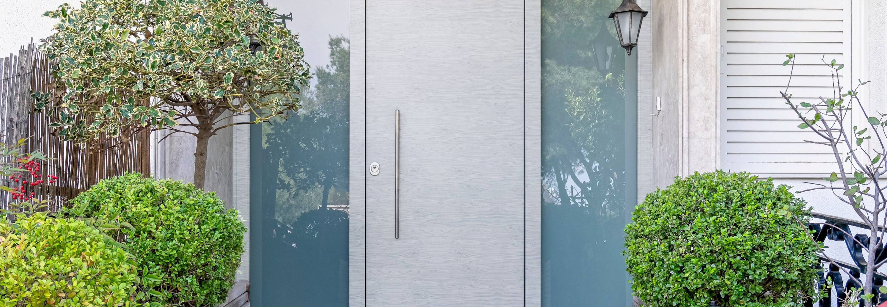  Le vernici per metalli Sherwin-Williams a effetto legno sul portone d’ingresso di un edificio.