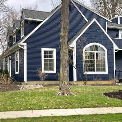 A navy blue exterior suburban house. S-W featured color: SW 6244 Naval. Photo credit @missminnicole.