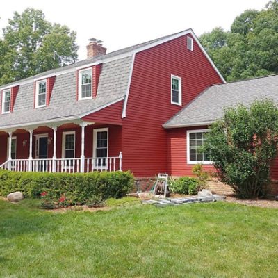 A red exterior farmhouse. S-W featured color: SW 6328 Fireweed. Photo credit @macfarland_painting.