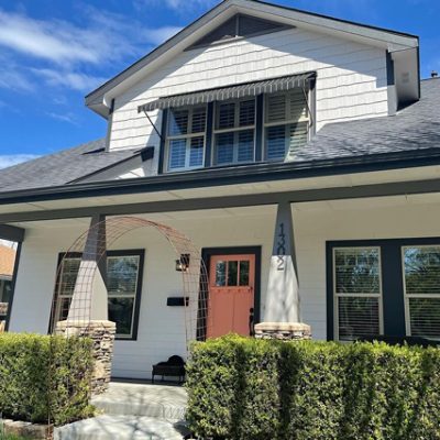 A craftsman-style exterior home with gray and neutral colors. S-W featured color: SW 7069 Iron Ore. Photo credit @dkdesigns_dee.