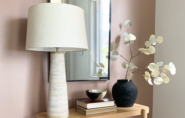 A small table with lamp and plant in front of a mirror by influencer Hana Happy Home.