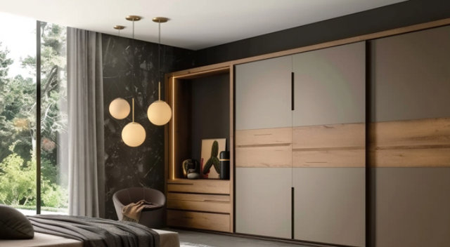 Camera da letto moderna con ampi armadi in legno con ante scorrevoli e pannelli opachi, che mostrano l’applicazione della lamina per interni.