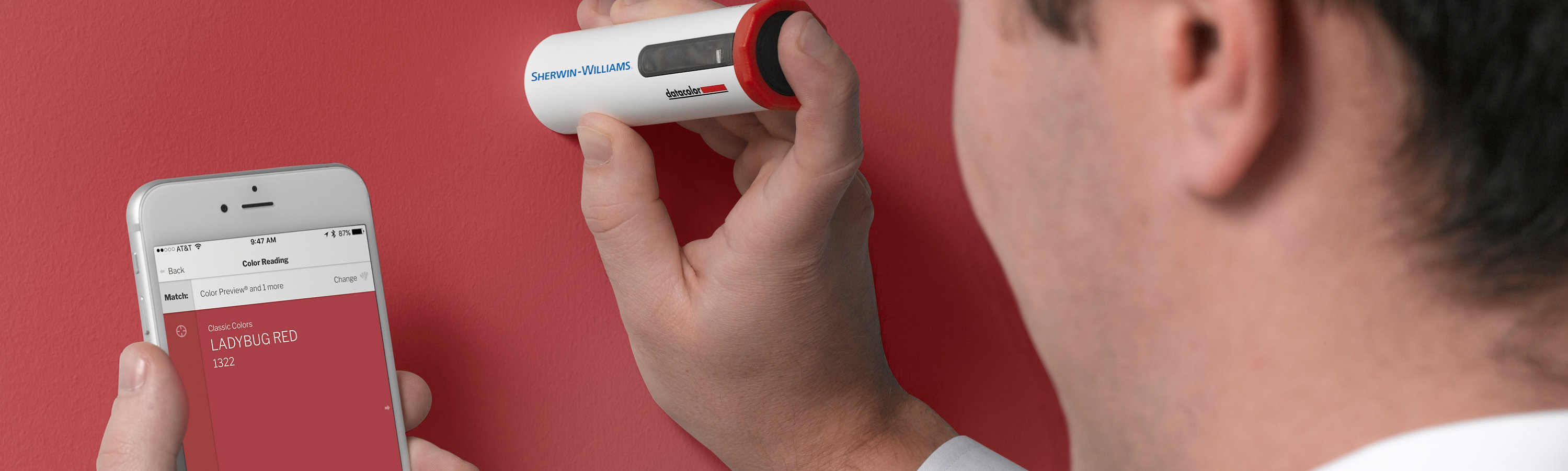 Un applicateur de peinture utilisant certains des outils de pointe que nous mettons à la disposition de nos clients