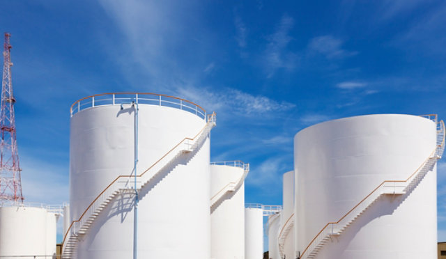 Fuel tanks with protective linings