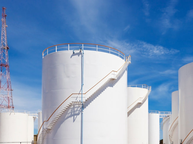 Protective linings in fuel storage tanks