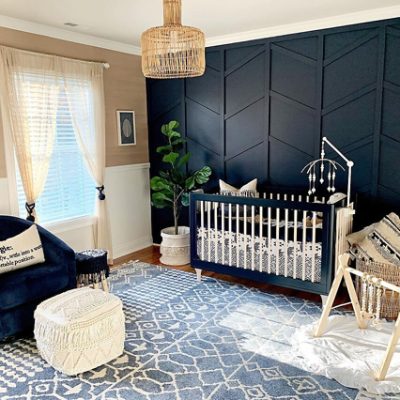 A nursery with navy wall paint by @dd_design_decor.