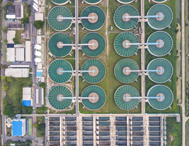 Water treatment facility with multiple water clarifier tanks