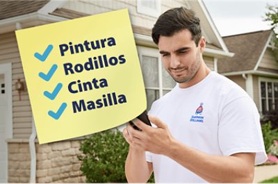 Pintura, rodillos, cinta adhesiva, sellador. Una persona con una camisa blanca de manga corta de pintor de Sherwin-Williams usando un teléfono celular.