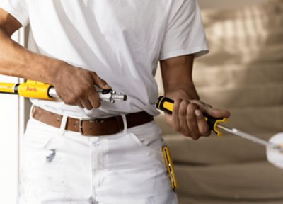 Painter attaching a Purdy Pole+ to a Purdy frame.