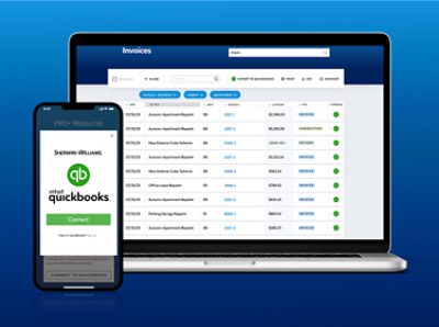 QuickBooks en una computadora portátil y un teléfono inteligente.