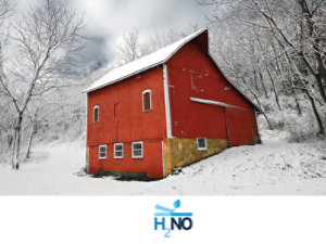 Red barn in snowy landscape, highlighting Sayerlack's water-resistant wood coatings (H2NO).